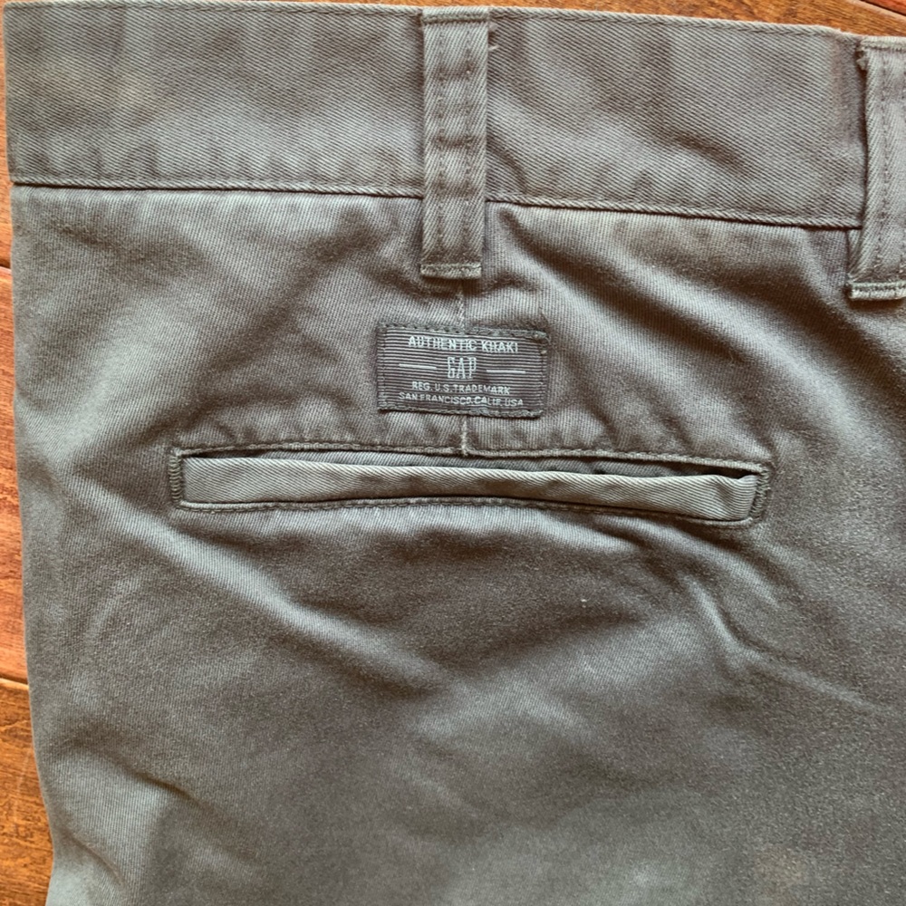 Gap Men’s Flat Front Authentic khaki pants